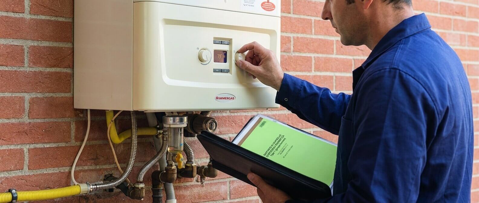 Tecnico durante assistenza su caldaia Immergas con controllo del termostato e verifica funzionamento impianto a Firenze.